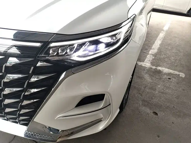 Roewe iMAX8 — Фото автомобиля 23