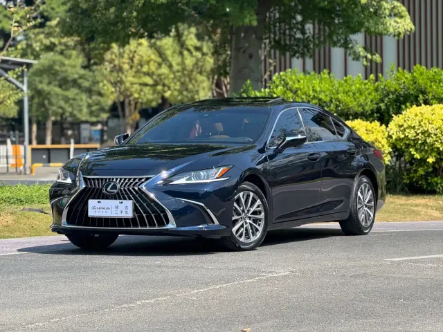 Фотография автомобиля — Lexus ES