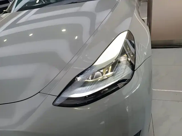 Tesla Model Y — Фото автомобиля 23