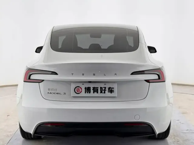 Tesla Model 3 — Фото автомобиля 11
