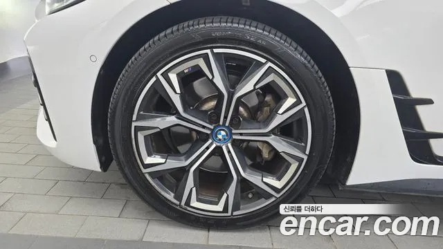 BMW i4 — Фото автомобиля 5