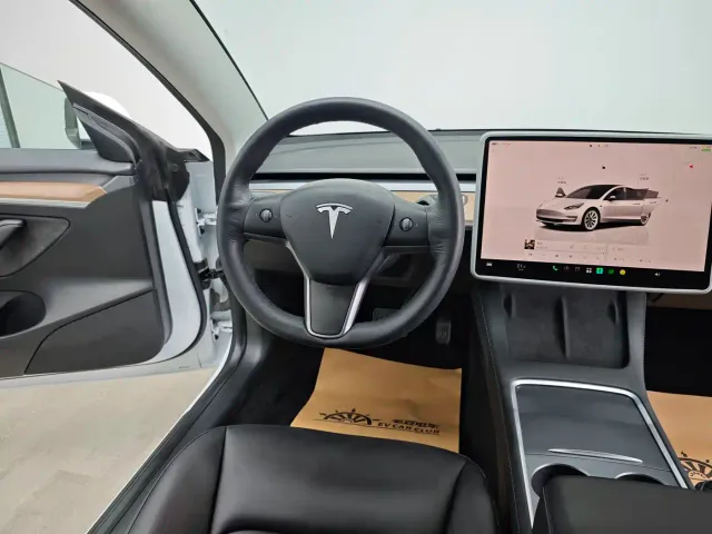 Tesla Model 3 — Фото автомобиля 15