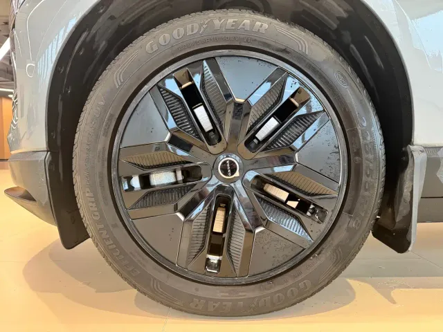 Volvo EX30 — Фото автомобиля 4