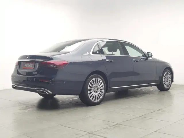 Mercedes-Benz E-Class — Фото автомобиля 2