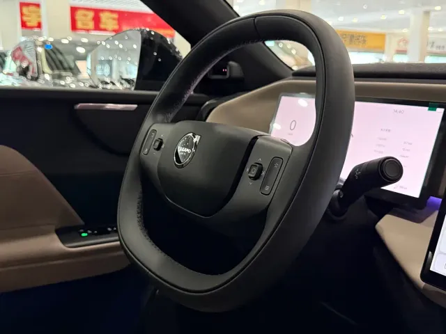 Volvo XC70 Plug-in Hybrid — Фото автомобиля 16