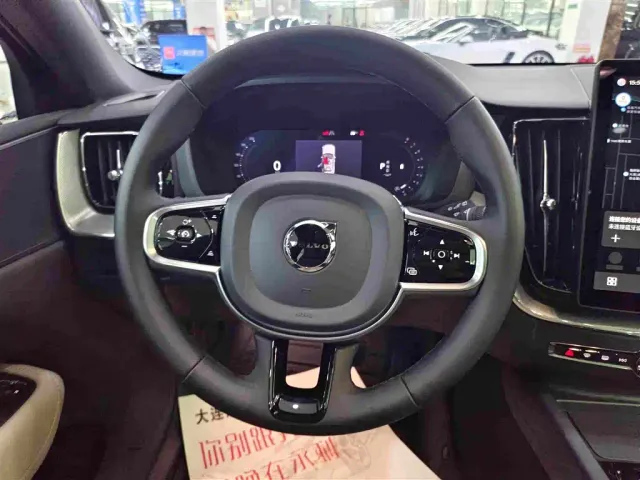 Volvo XC60 — Фото автомобиля 8