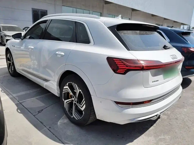 Audi e-tron — Фото автомобиля 4