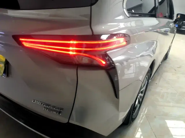 Toyota Sienna — Фото автомобиля 7