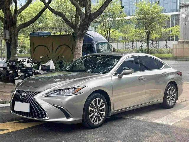 Фотография автомобиля — Lexus ES