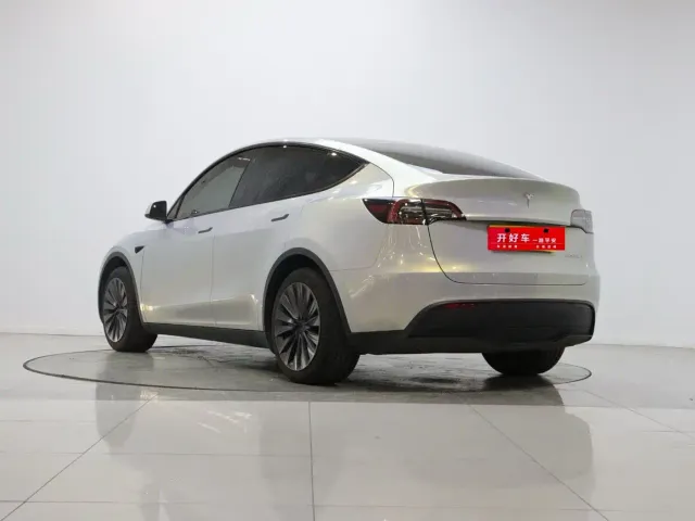 Tesla Model Y — Фото автомобиля 6