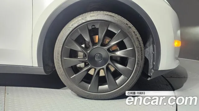 Tesla Model Y — Фото автомобиля 13