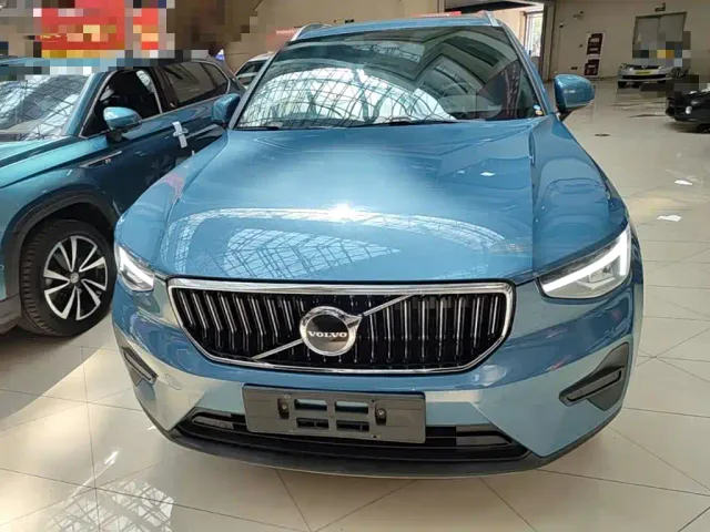 Volvo XC40 — Фото автомобиля 2