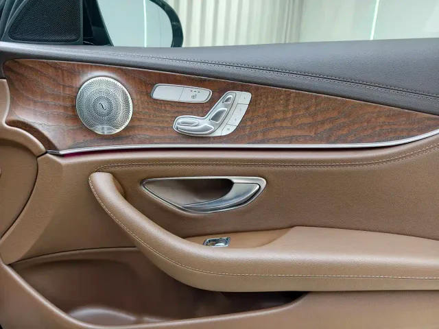 Mercedes-Benz E-Class — Фото автомобиля 16