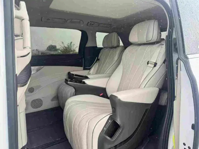 Denza Denza D9 2024 DM-i 980 AWD Prestige — Фото автомобиля 4