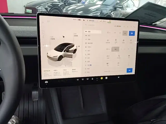 Tesla Model 3 — Фото автомобиля 12