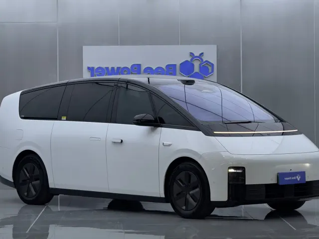 Li Auto MEGA — Фото автомобиля 3