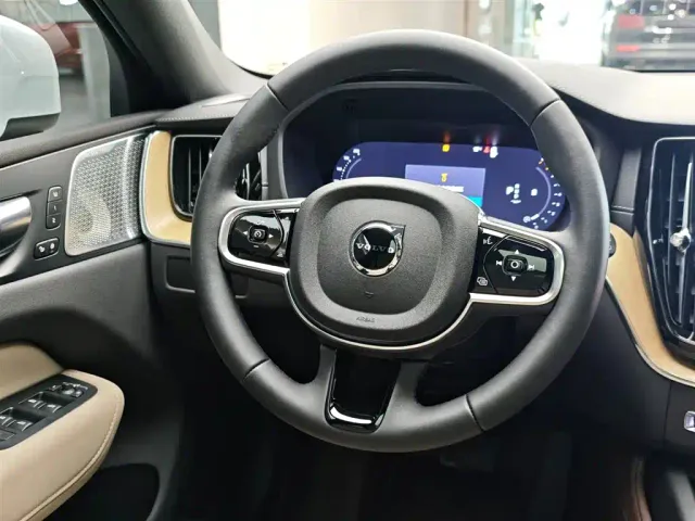 Volvo XC60 — Фото автомобиля 14