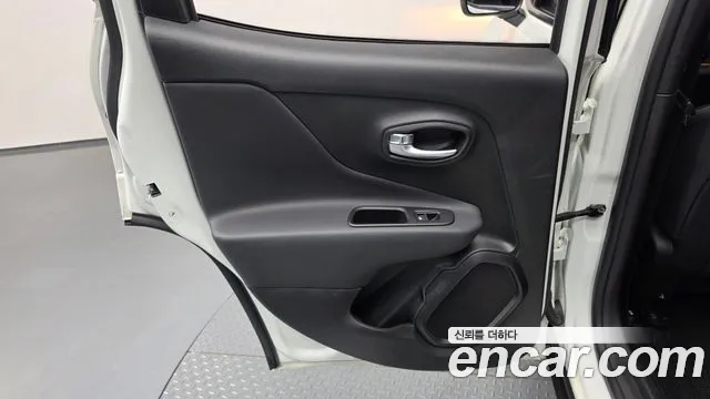 Jeep Renegade — Фото автомобиля 14