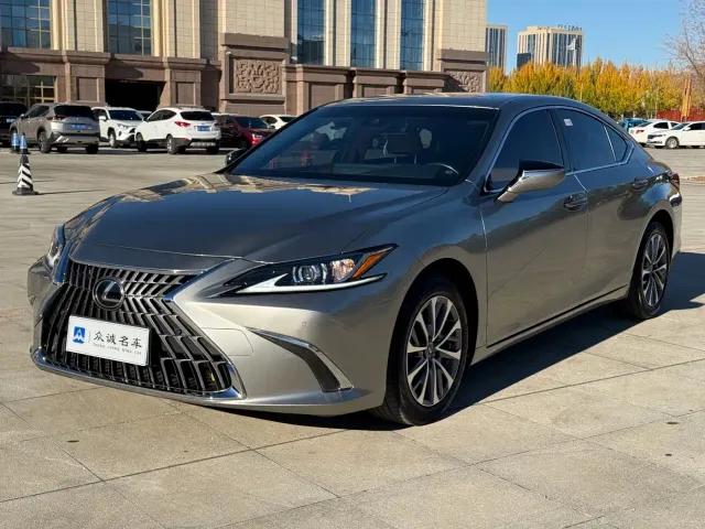 Фотография автомобиля — Lexus ES