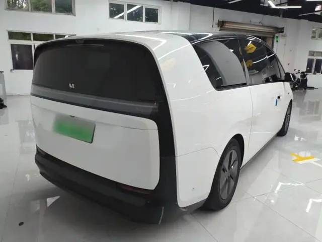 Li Auto MEGA — Фото автомобиля 4