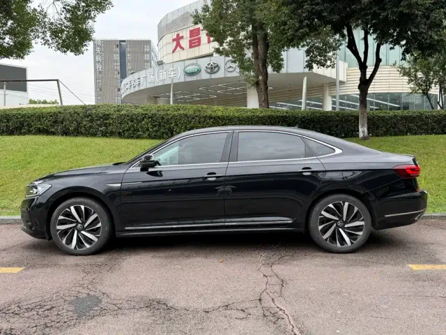 Volkswagen Passat — Фото автомобиля 3