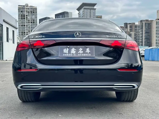 Mercedes-Benz E-Class — Фото автомобиля 12