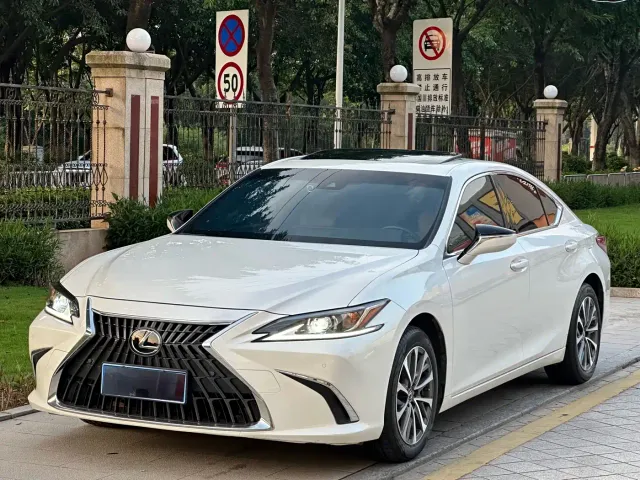 Фотография автомобиля — Lexus ES