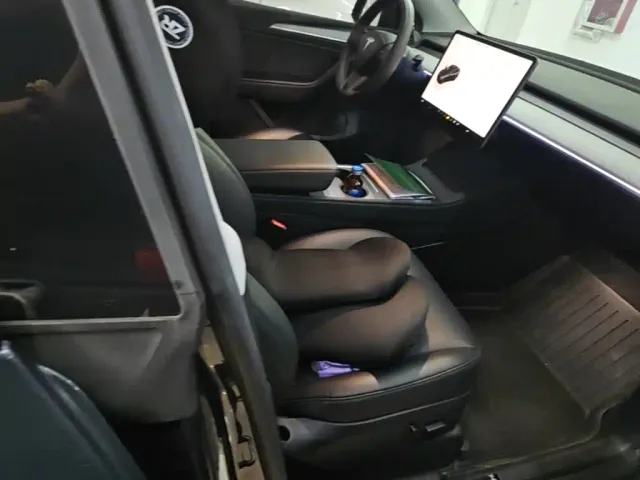 Tesla Model Y — Фото автомобиля 24