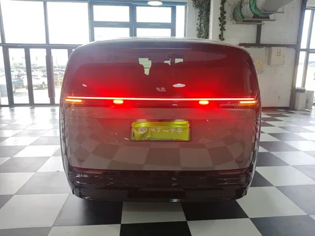 Li Auto MEGA — Фото автомобиля 5