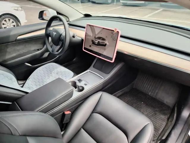 Tesla Model 3 — Фото автомобиля 12