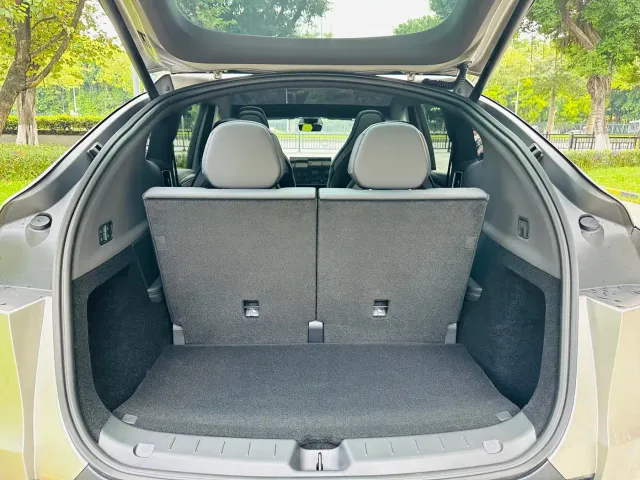 Tesla Model Y L — Фото автомобиля 19