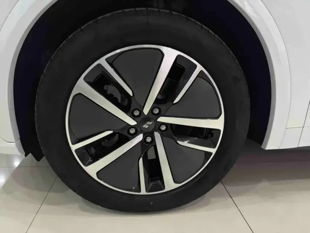 Li Auto L7 — Фото автомобиля 17