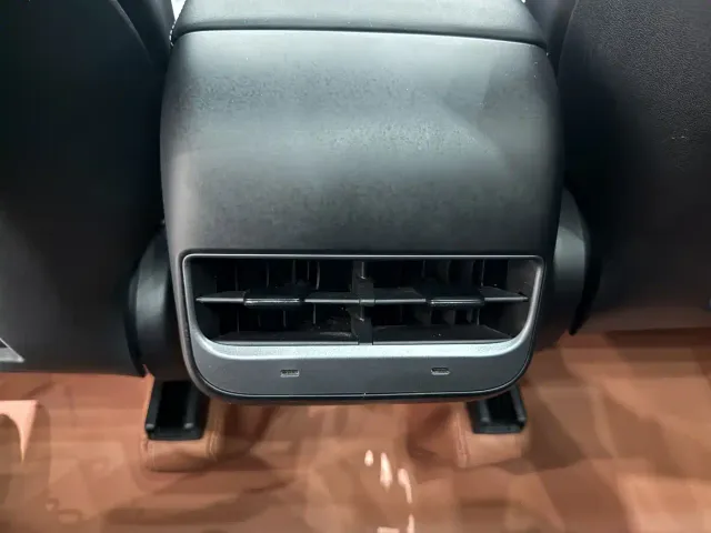 Tesla Model Y — Фото автомобиля 8