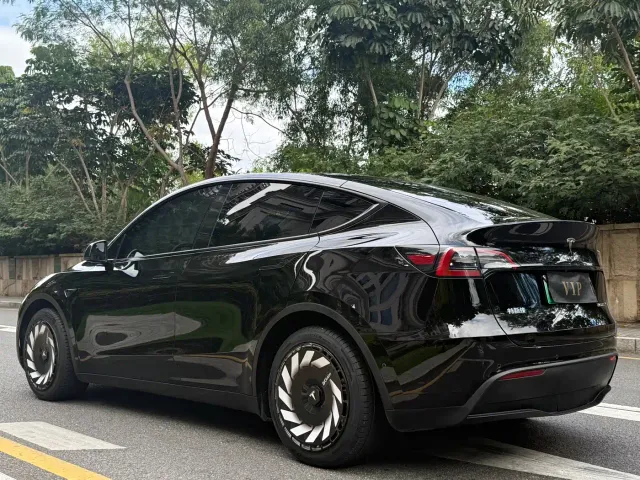 Tesla Model Y — Фото автомобиля 17