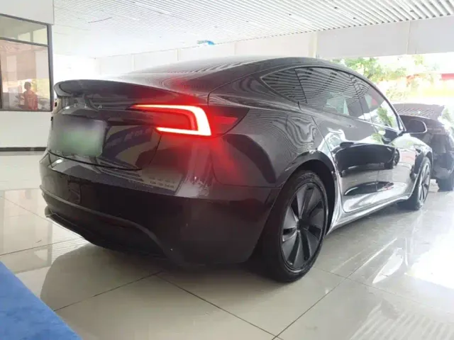 Tesla Model 3 — Фото автомобиля 6