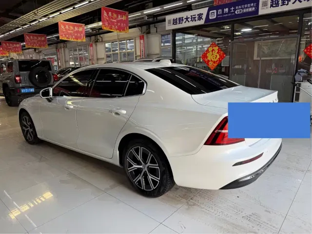 Volvo S60 — Фото автомобиля 6