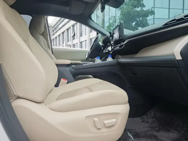 Toyota Sienna — Фото автомобиля 8