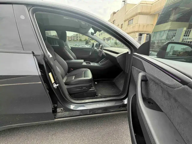 Tesla Model Y — Фото автомобиля 13