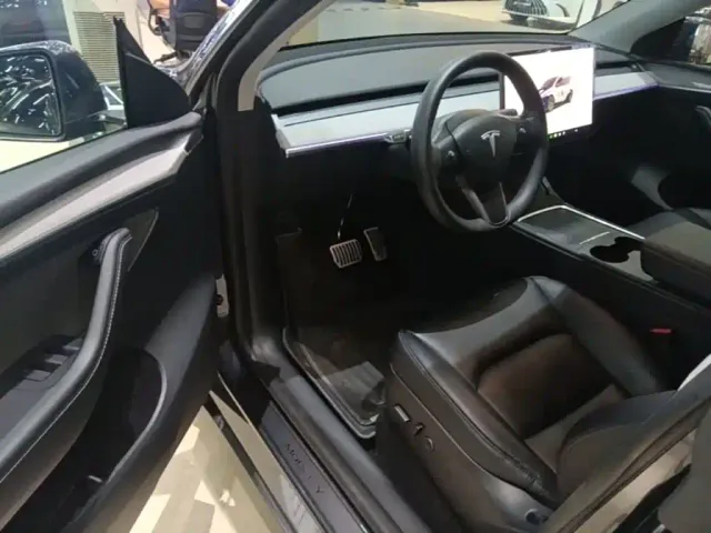 Tesla Model Y — Фото автомобиля 15