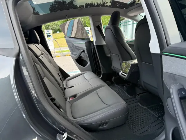 Tesla Model Y — Фото автомобиля 13