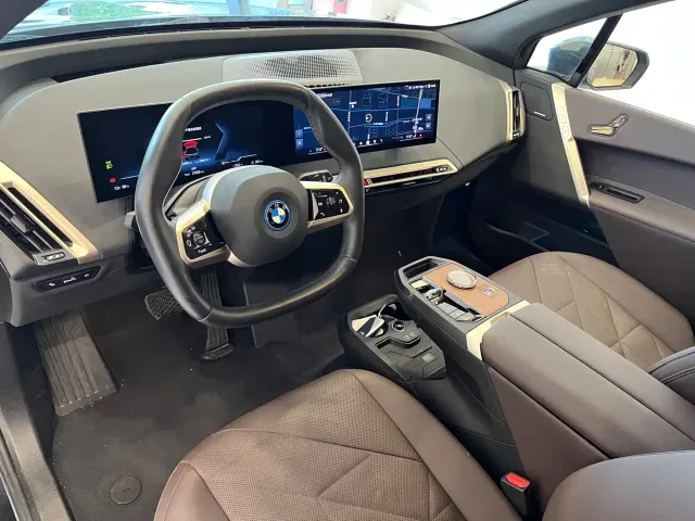 BMW iX — Фото автомобиля 9