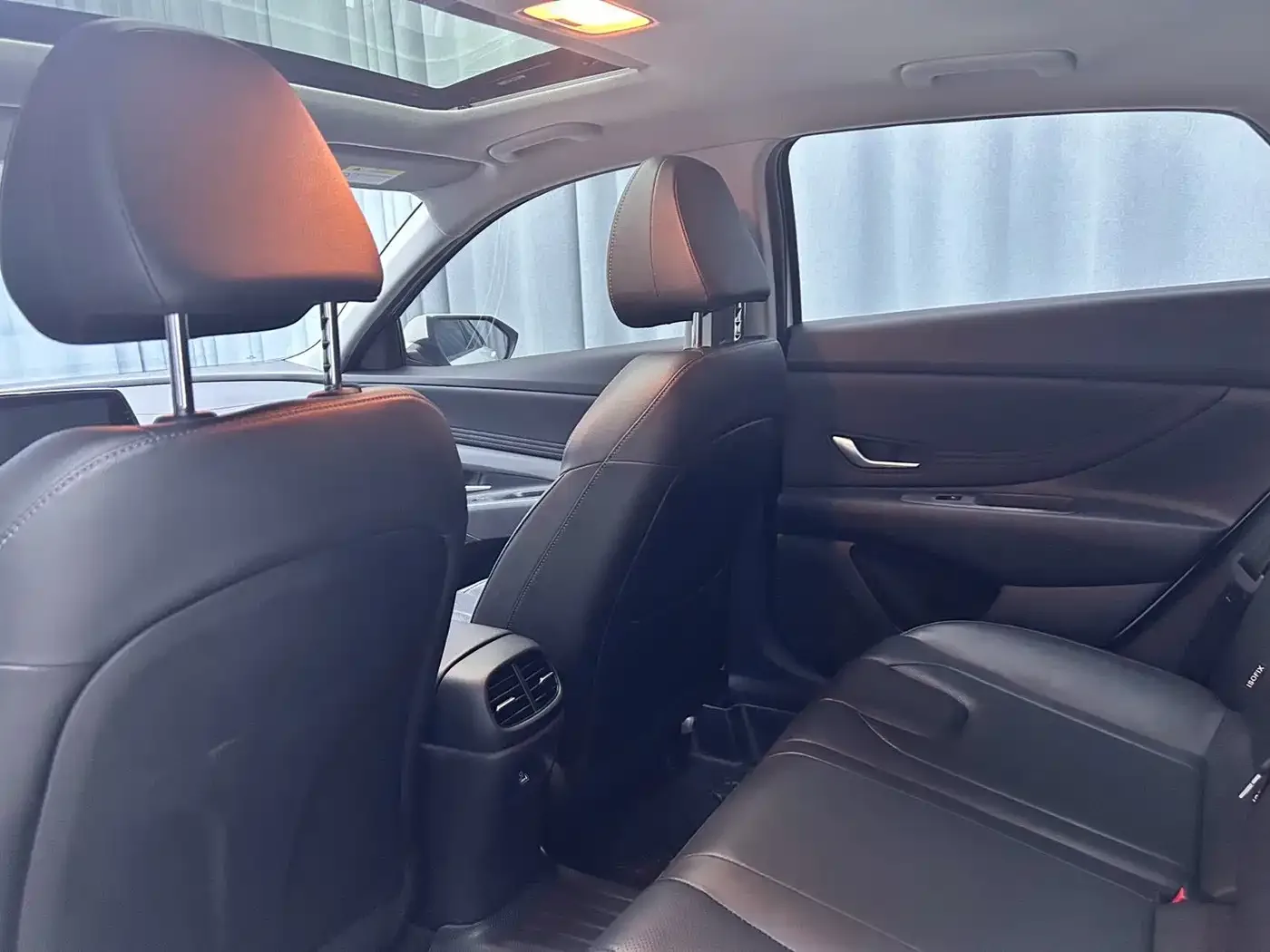 Hyundai Elantra 2022 1.5L CVT LUX Premium Edition — Фото автомобиля 11