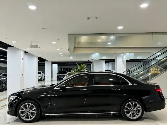 Mercedes-Benz E-Class — Фото автомобиля 3