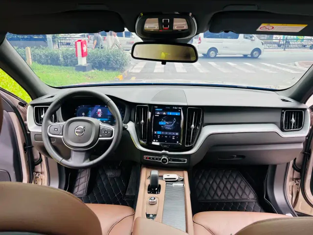 Volvo XC60 — Фото автомобиля 8