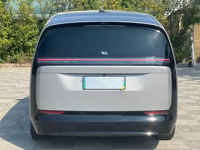 Li Auto MEGA — Фото автомобиля 11