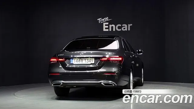 Mercedes-Benz E-Class — Фото автомобиля 4