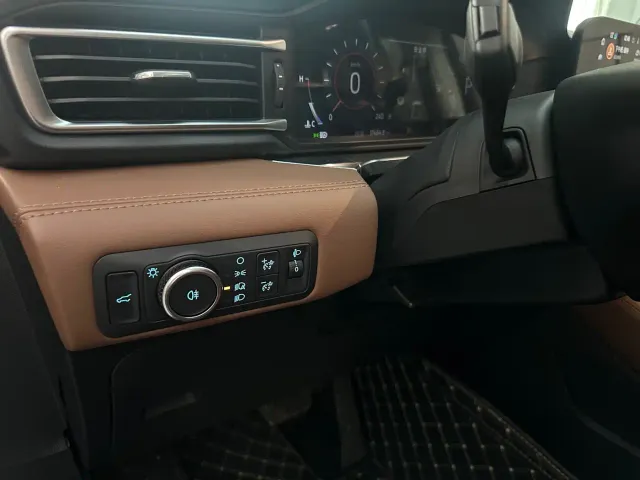 Ford Explorer — Фото автомобиля 10