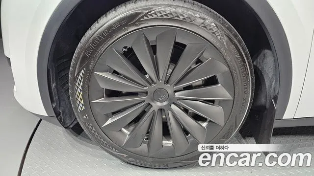 Tesla Model Y — Фото автомобиля 5