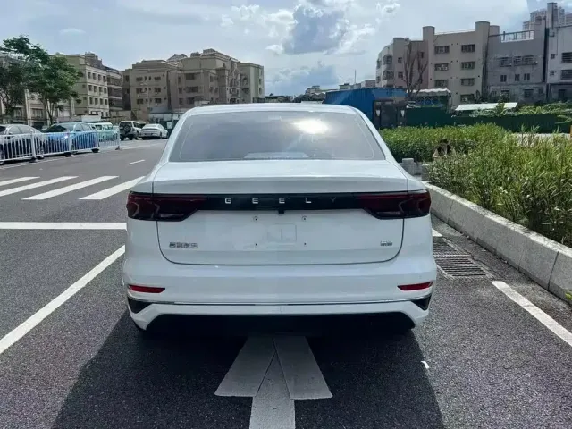 Geely Emgrand — Фото автомобиля 5