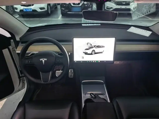 Tesla Model Y — Фото автомобиля 9